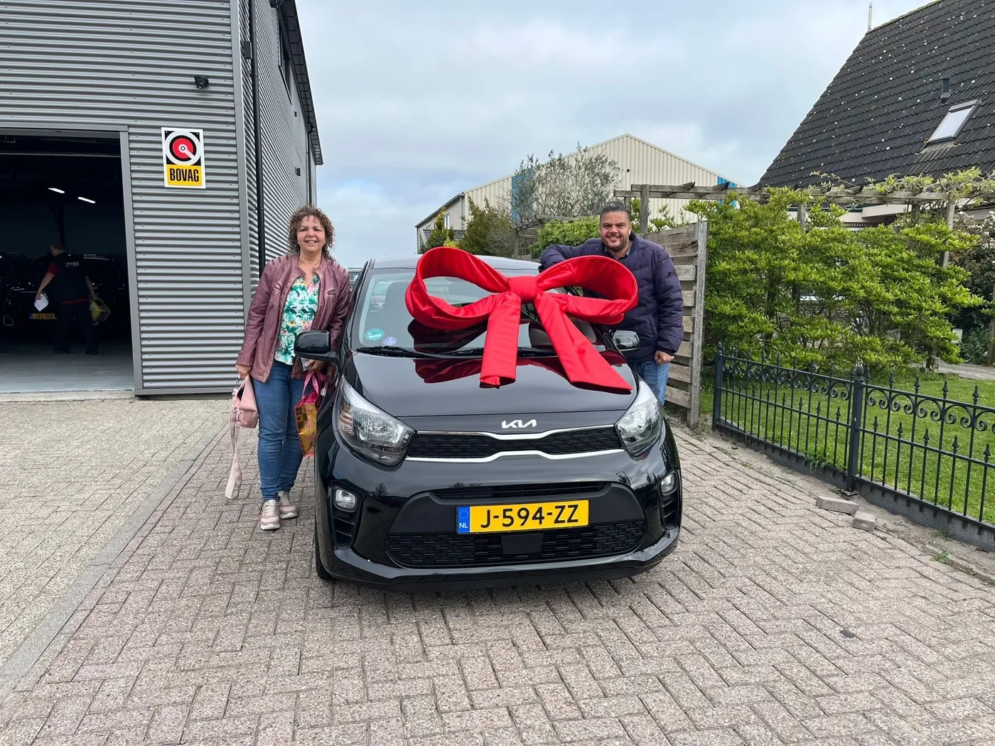 Blije klant met nieuwe auto bij Auto Danenberg